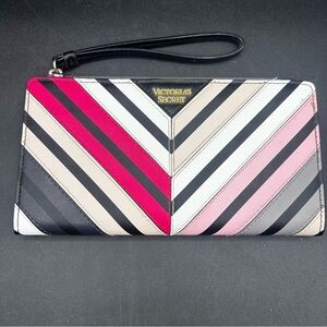 💚Victoria Secret Chevron Slim Wristlet/Wallet💚